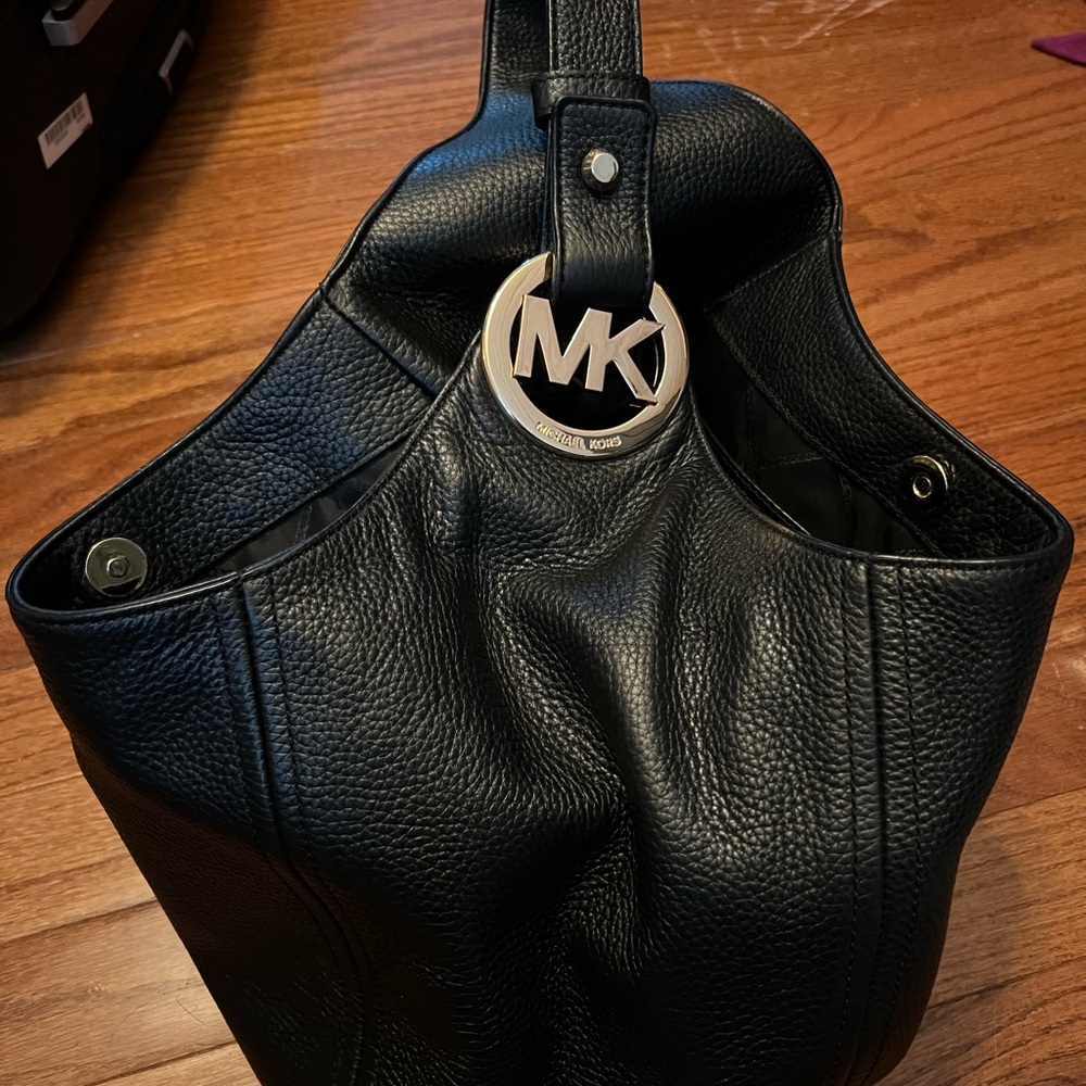 MK Elegant Black Leather Hobo Bag - Picture 3 of 8